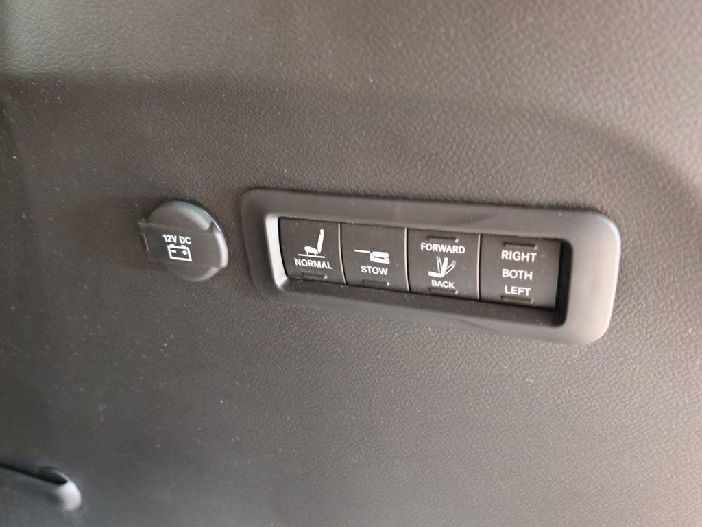 Used 2024 Chrysler Pacifica Pinnacle w/ Trailer Tow Group FWD image 56