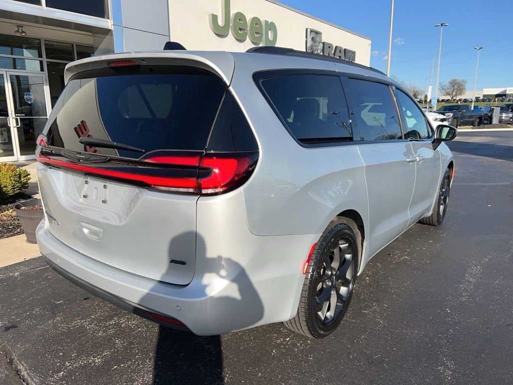Used 2023 Chrysler Pacifica Touring-L w/ Uconnect Theater Family Group image 3