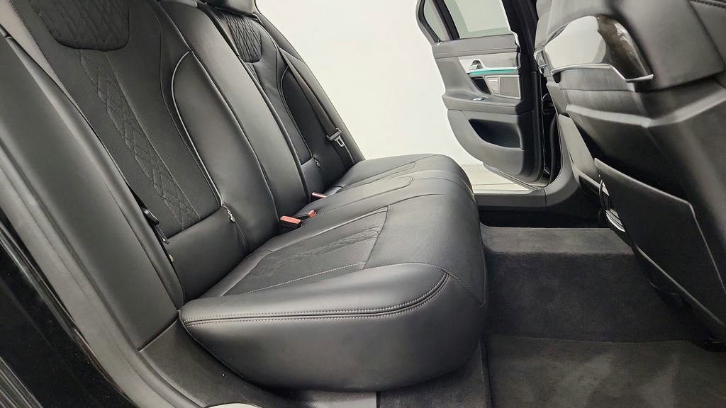 Used 2018 BMW 750i xDrive image 37