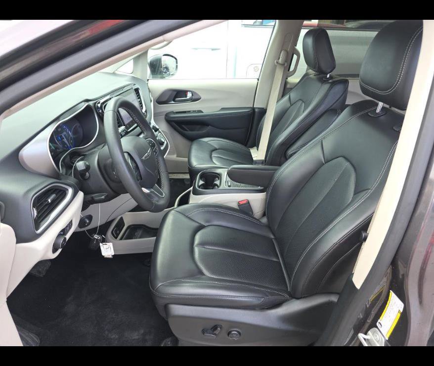 Used 2023 Chrysler Pacifica Touring-L FWD image 3