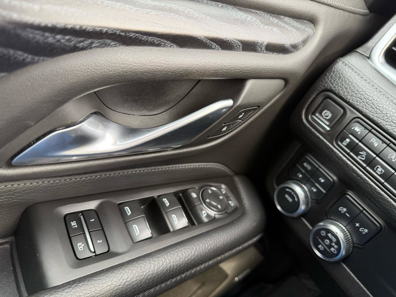 Used 2022 GMC Yukon XL Denali AWD/4WD image 32