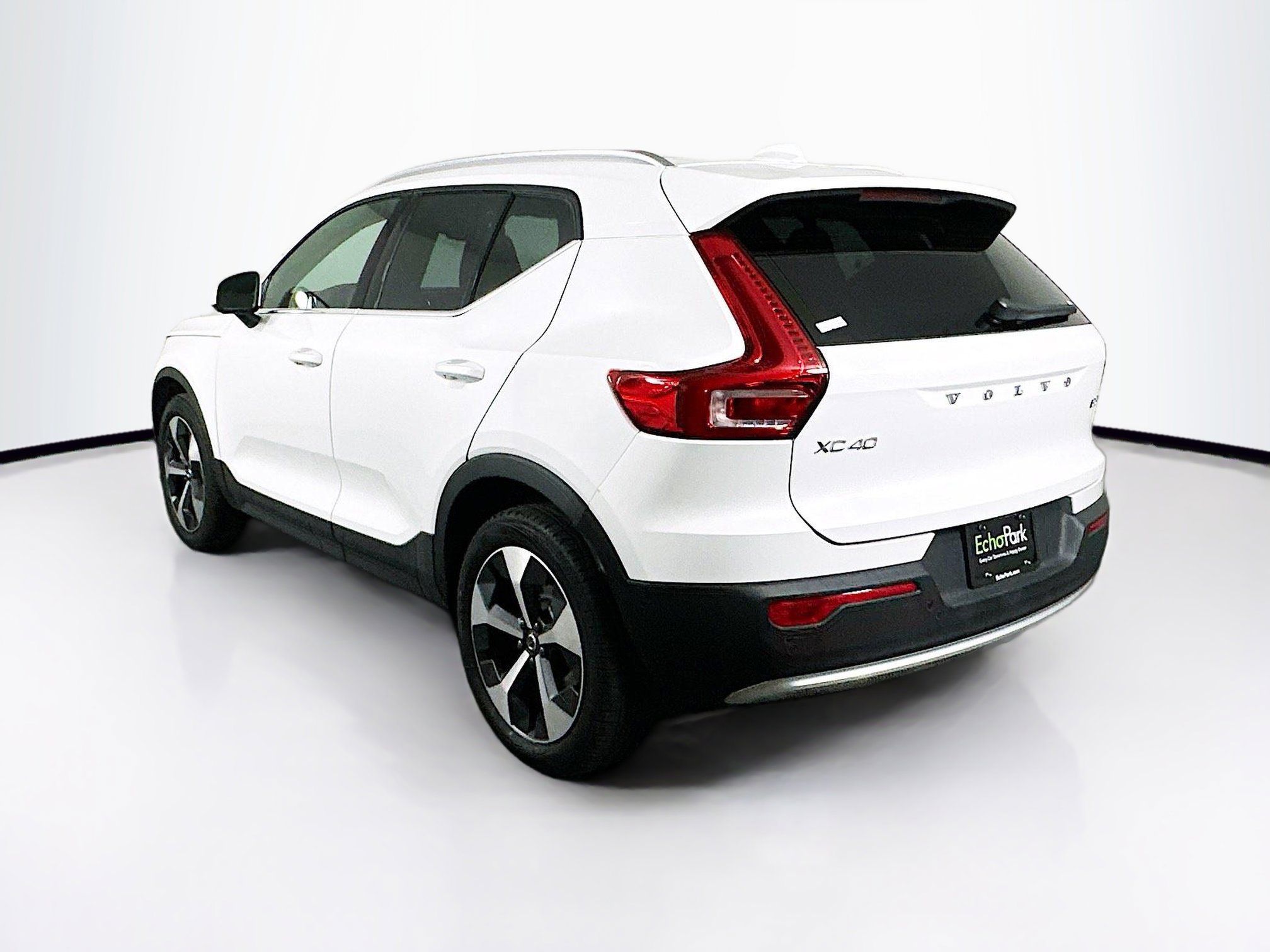 Used 2025 Volvo XC40 B5 Plus image 5
