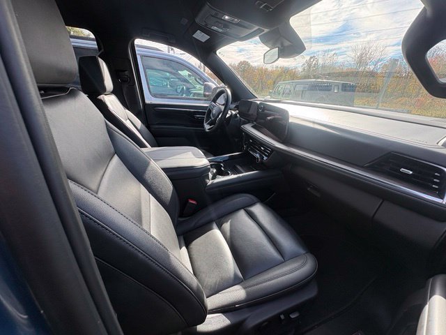 Used 2025 Chevrolet Suburban LT AWD/4WD image 21