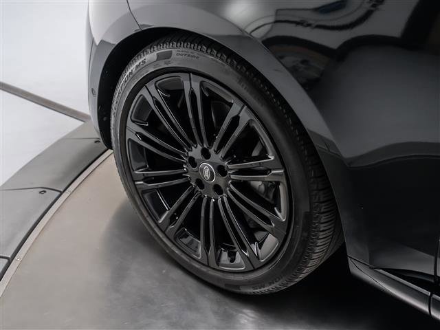 Used 2025 Land Rover Range Rover Long Wheelbase SE image 12