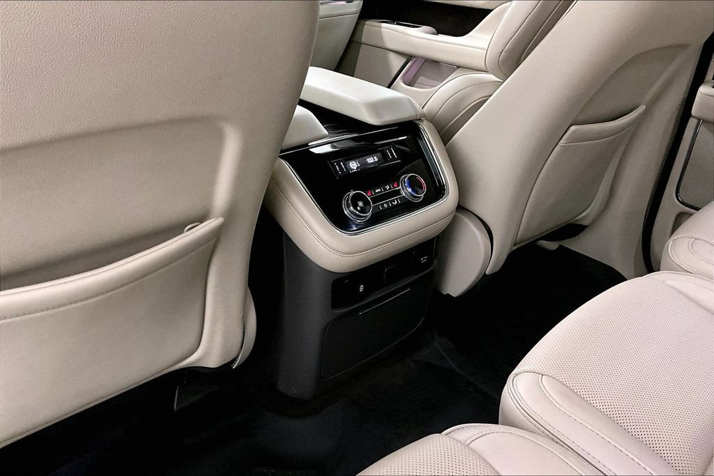 Used 2018 Lincoln Navigator Select w/ Technology Package AWD/4WD image 10