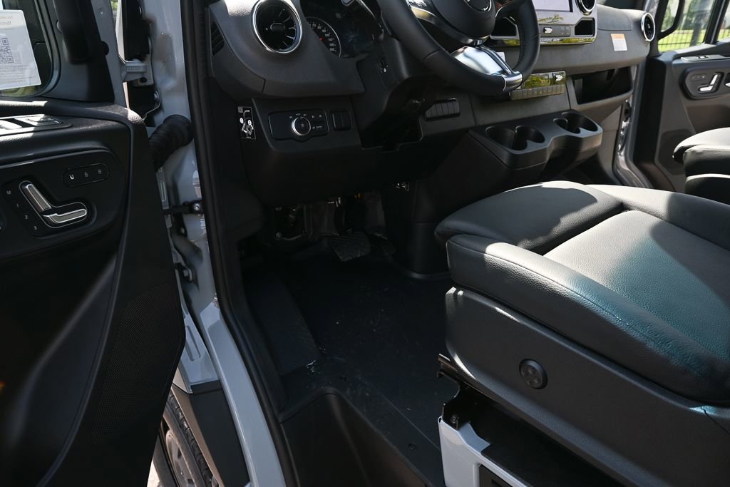 Used 2025 Mercedes-Benz Sprinter 2500 image 6