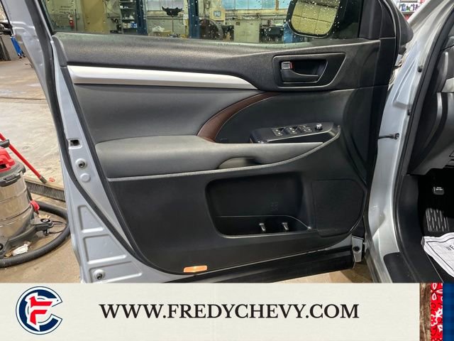 Used 2017 Toyota Highlander LE image 10