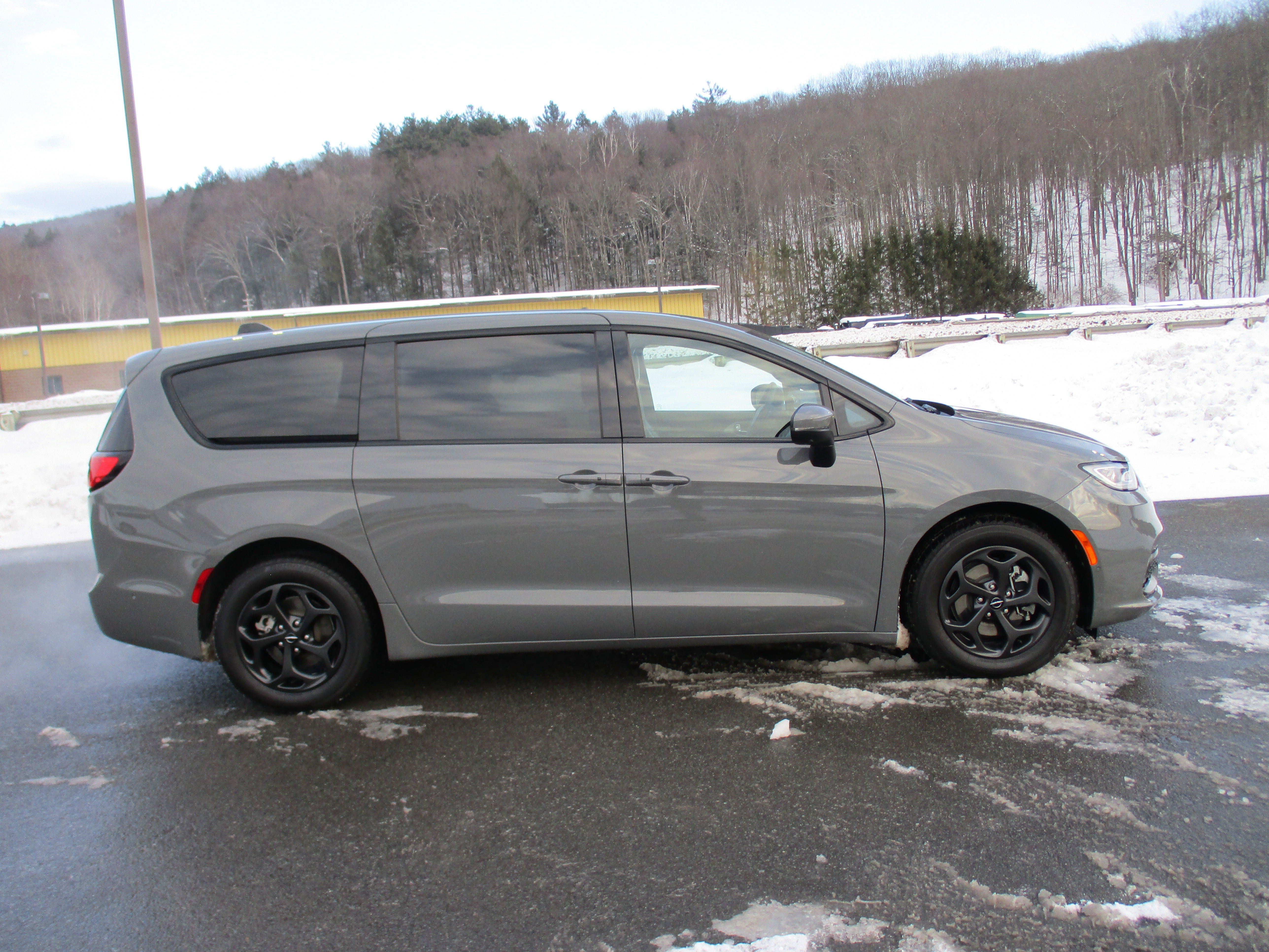 Used 2023 Chrysler Pacifica Touring-L w/ S Appearance Package image 4