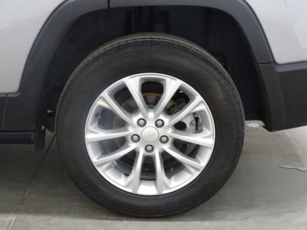 Used 2019 Jeep Cherokee Latitude w/ Popular Appearance Group image 42