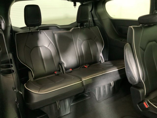 Used 2026 Chrysler Pacifica Limited FWD image 35