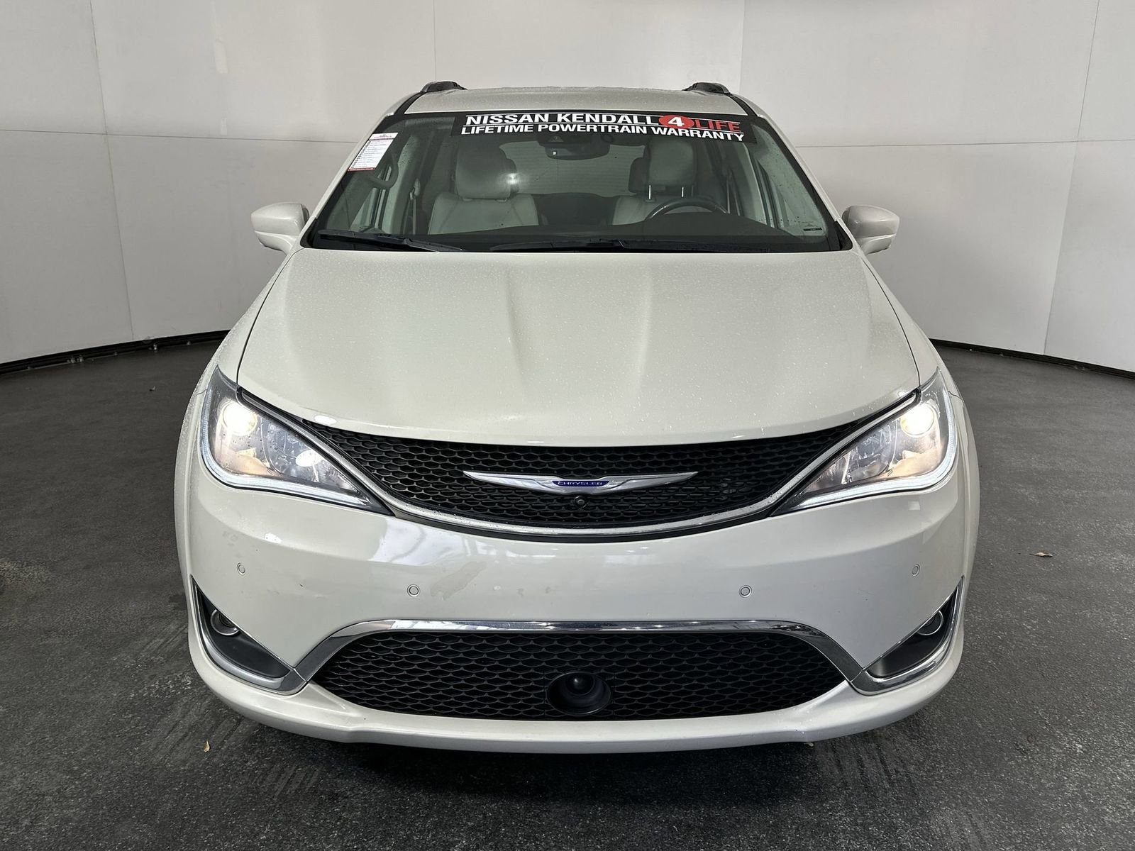 Used 2020 Chrysler Pacifica Touring-L w/ Tire & Wheel Group image 3