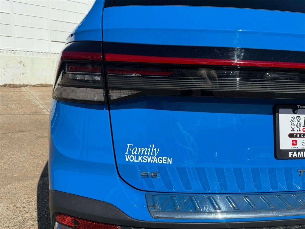 Used 2025 Volkswagen Taos SE w/ Panoramic Sunroof Package image 9