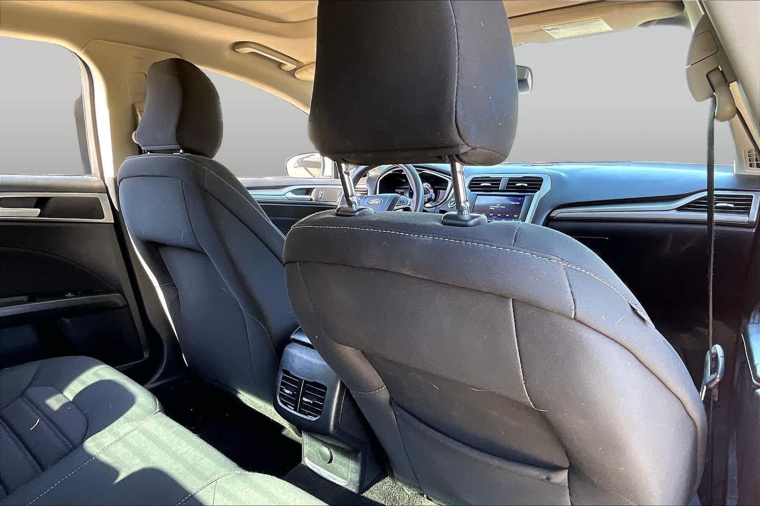 Used 2020 Ford Fusion SE FWD image 20