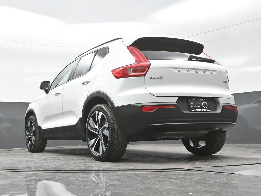Used 2025 Volvo XC40 B5 Plus image 23