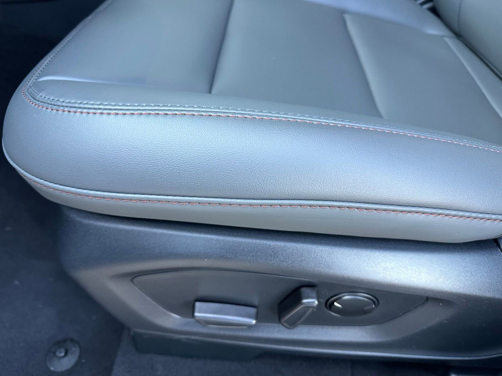 New 2025 Ford Explorer Active w/ Active Comfort Package image 7