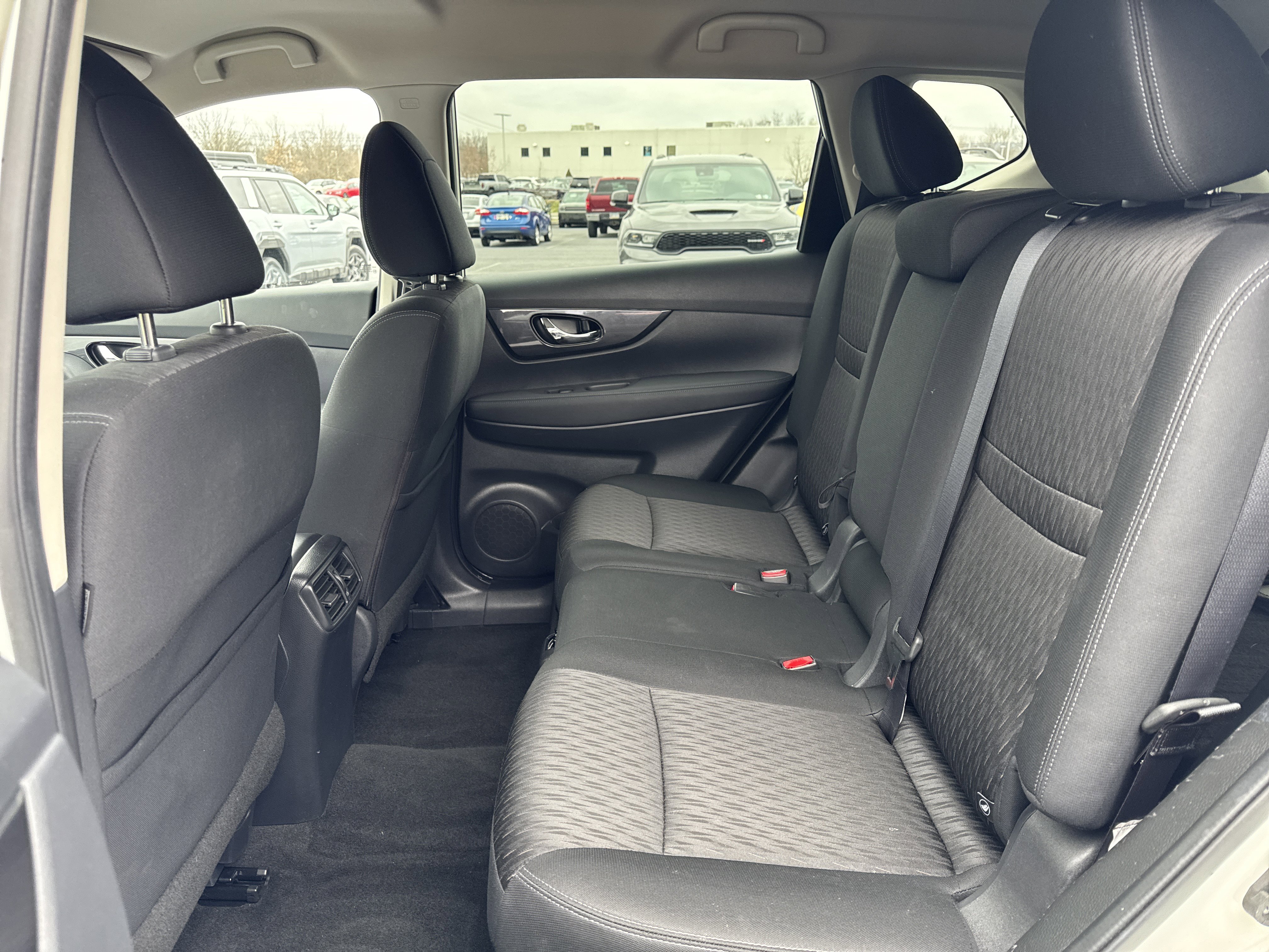 Used 2018 Nissan Rogue SV image 14