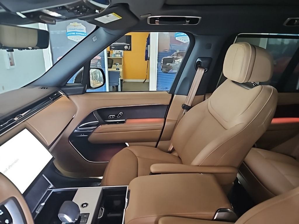 Used 2025 Land Rover Range Rover SE AWD/4WD image 17