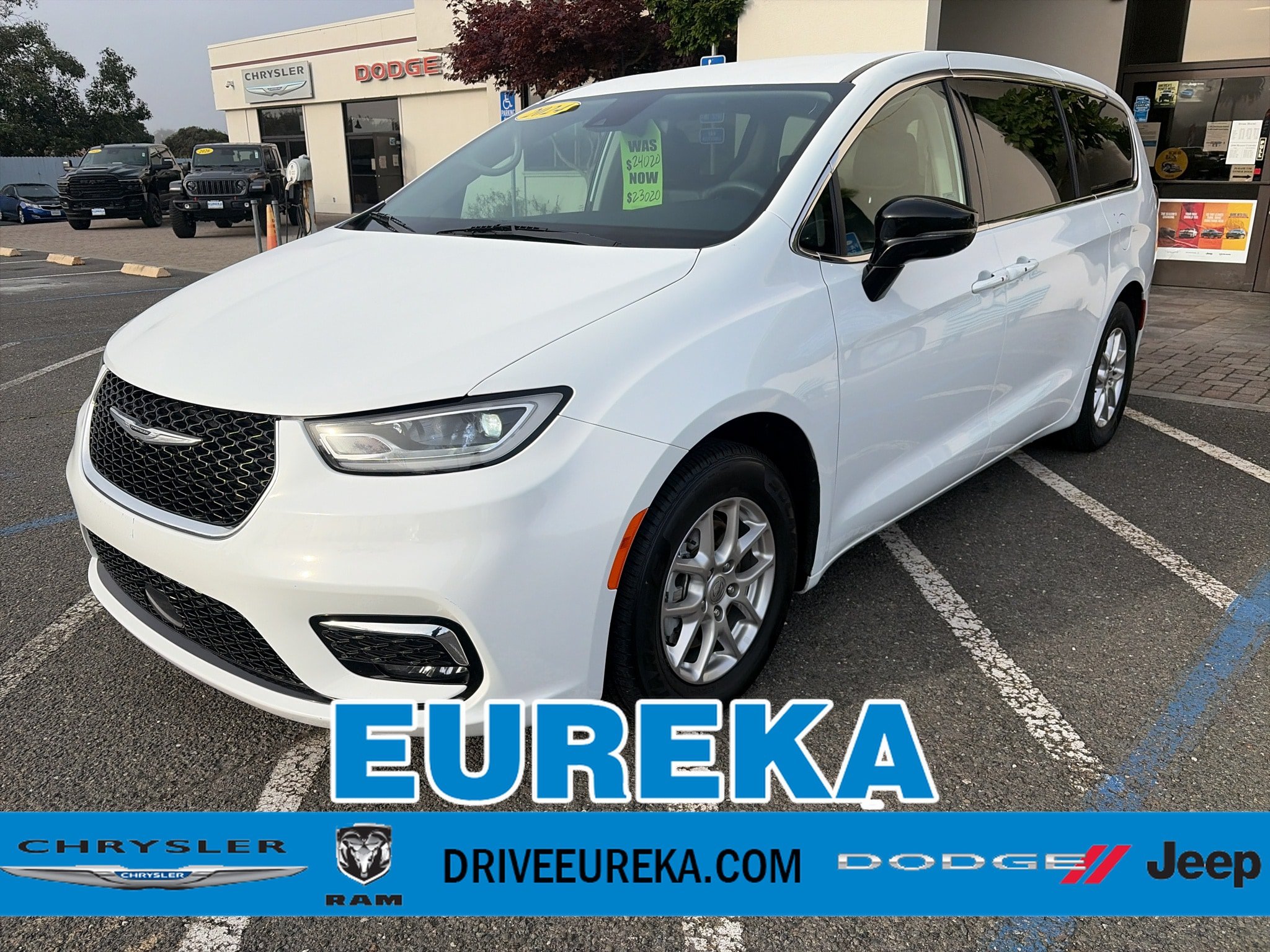 Used 2024 Chrysler Pacifica Touring-L