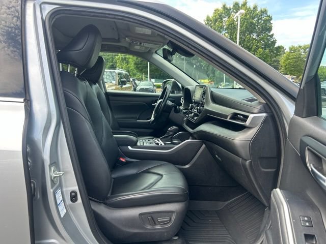 Used 2021 Toyota Highlander XLE AWD/4WD image 19