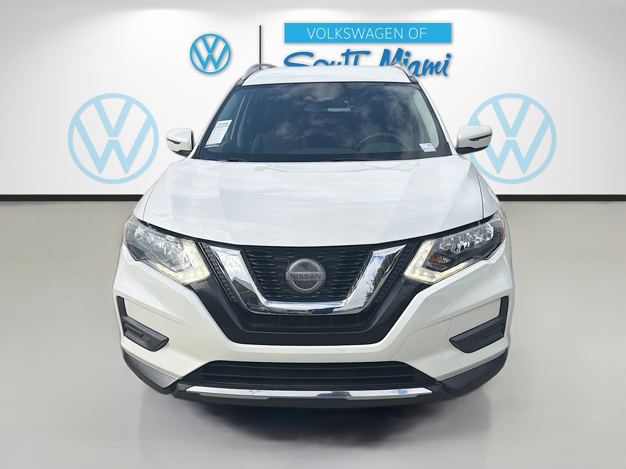 Used 2020 Nissan Rogue SV image 2