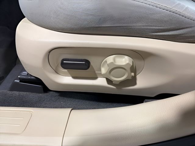 Used 2017 Ford Taurus SE image 12