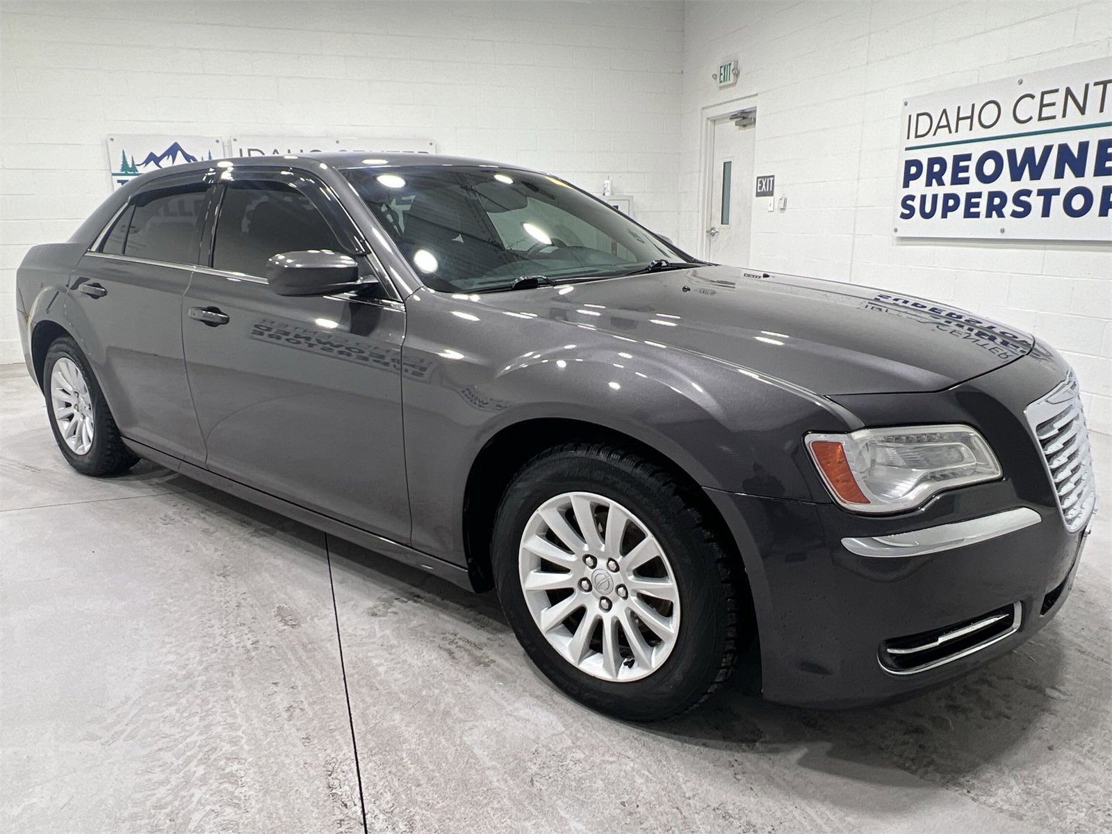 Used 2014 Chrysler 300 Base image 2