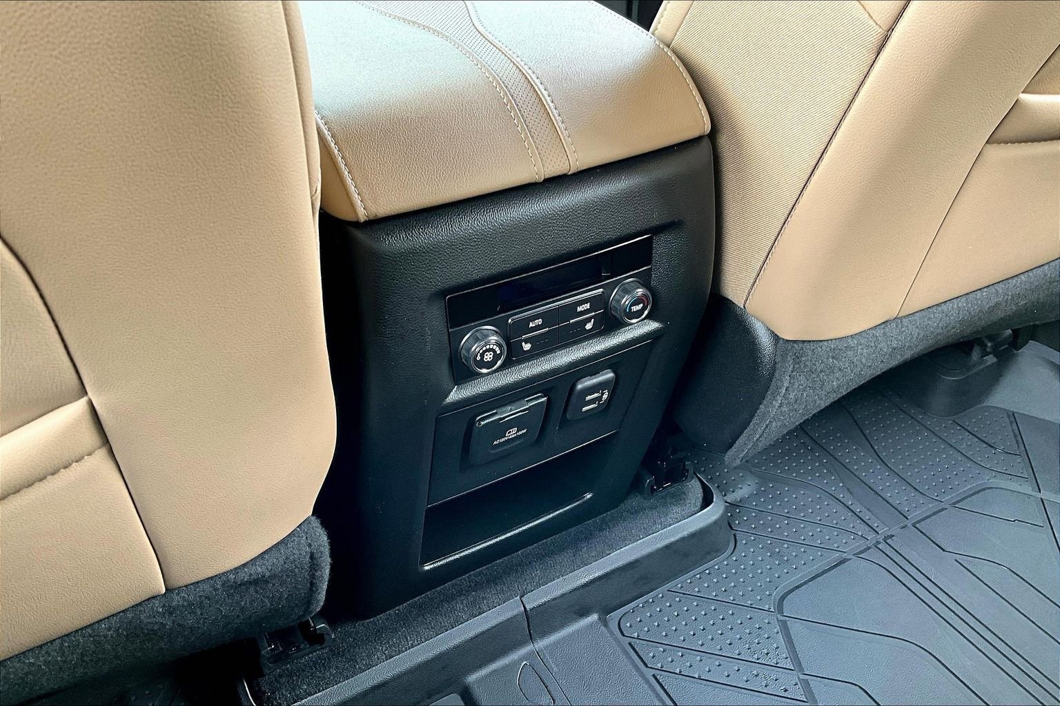 Used 2023 Chevrolet Traverse Premier image 24
