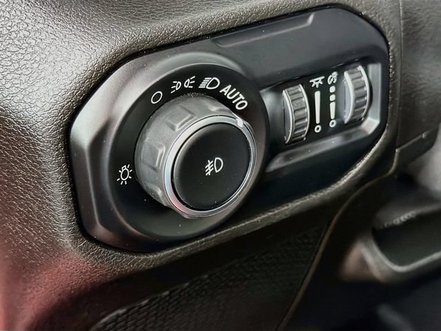 Used 2019 Jeep Wrangler Unlimited Sahara w/ Dual Top Group AWD/4WD image 10
