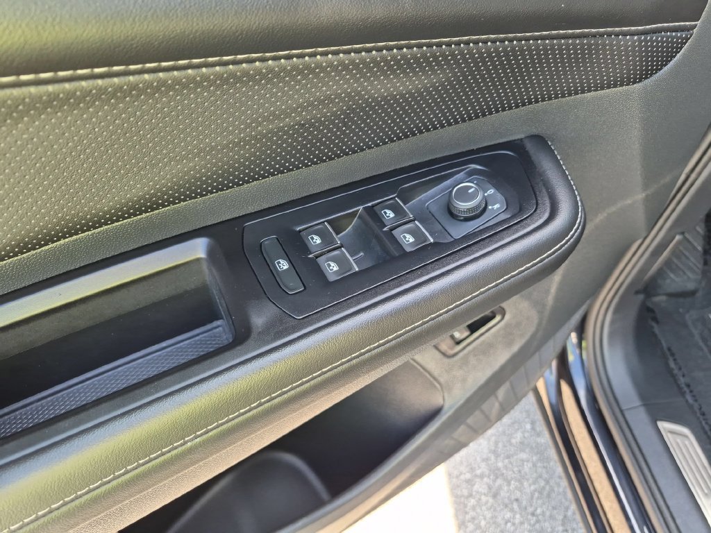 Used 2025 Volkswagen Atlas SE AWD/4WD image 13