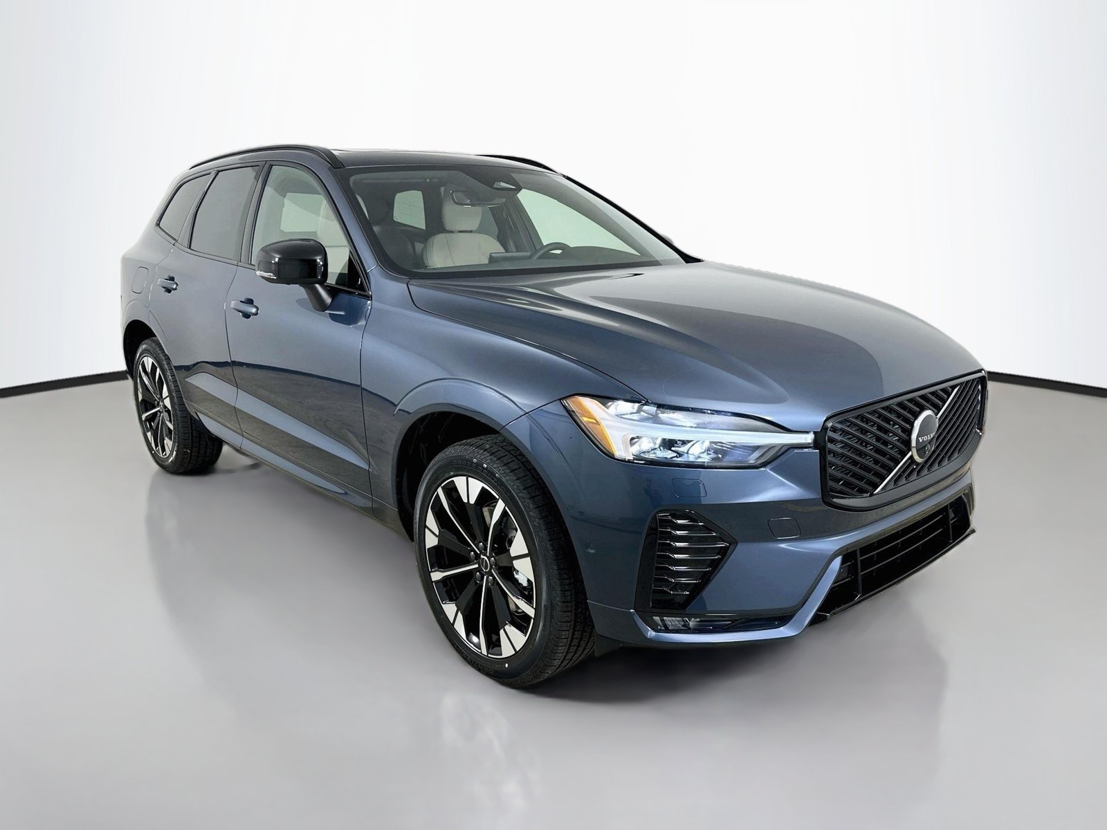 New 2027 Volvo XC60 B5 Plus AWD/4WD image 3