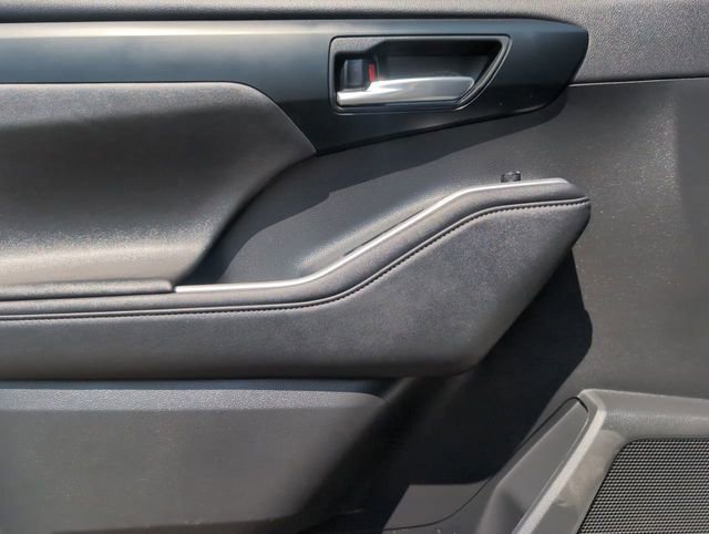 Used 2023 Toyota Highlander XLE image 22