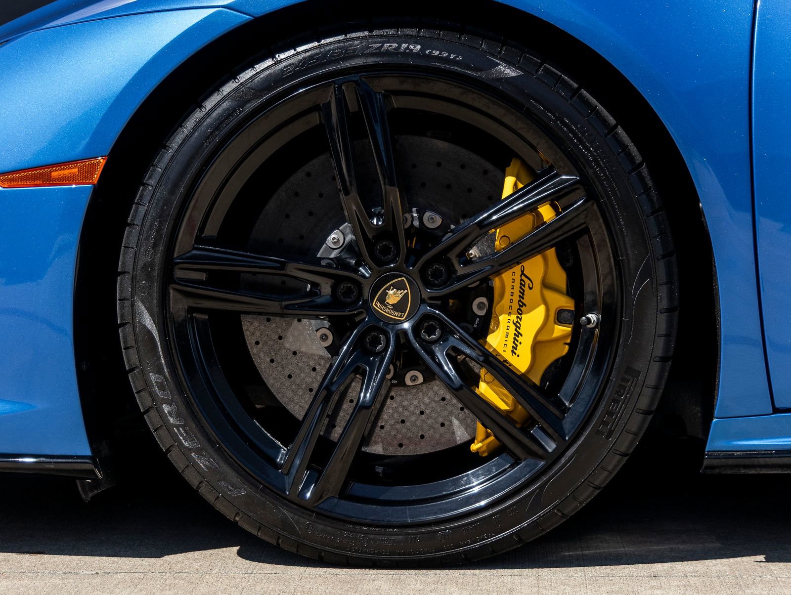 Used 2020 Lamborghini Huracan EVO image 16