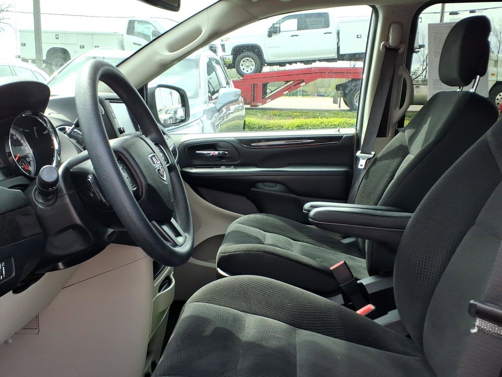 Used 2019 Dodge Grand Caravan SE w/ UConnect Hands-Free Group image 23