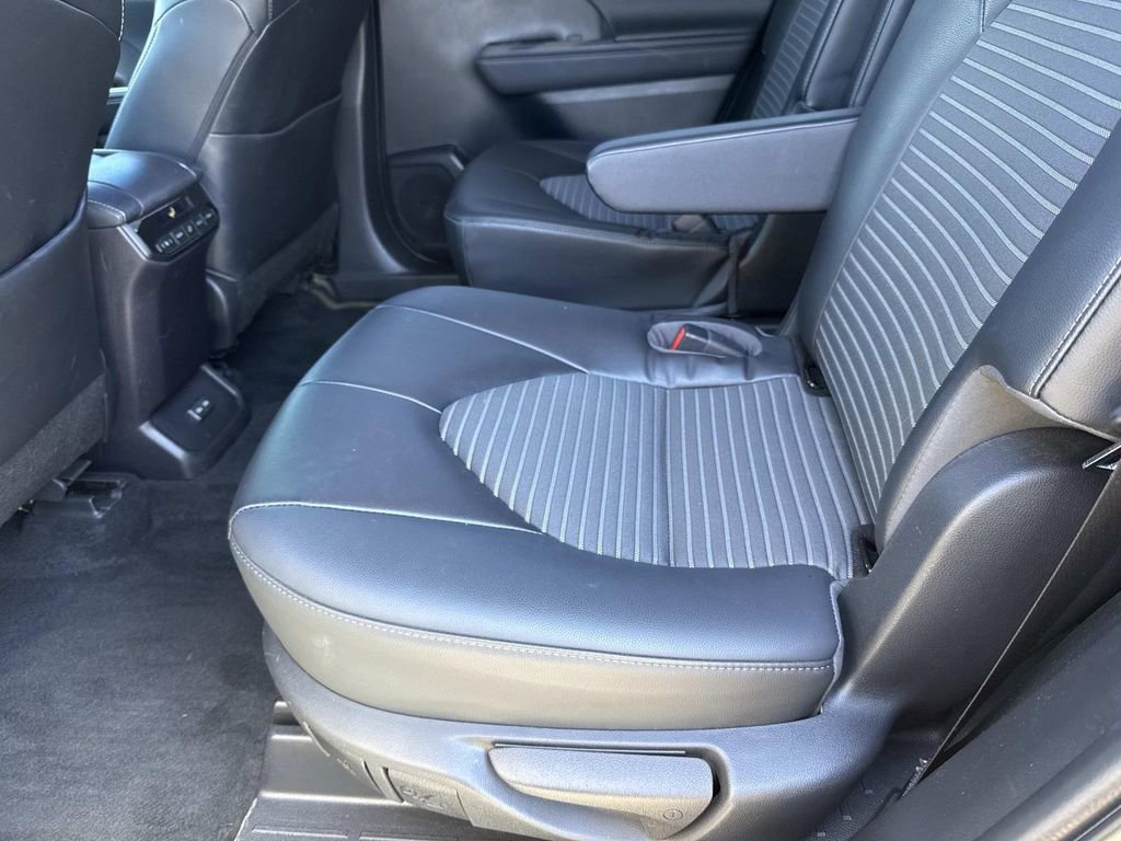 Used 2022 Toyota Highlander XSE image 16