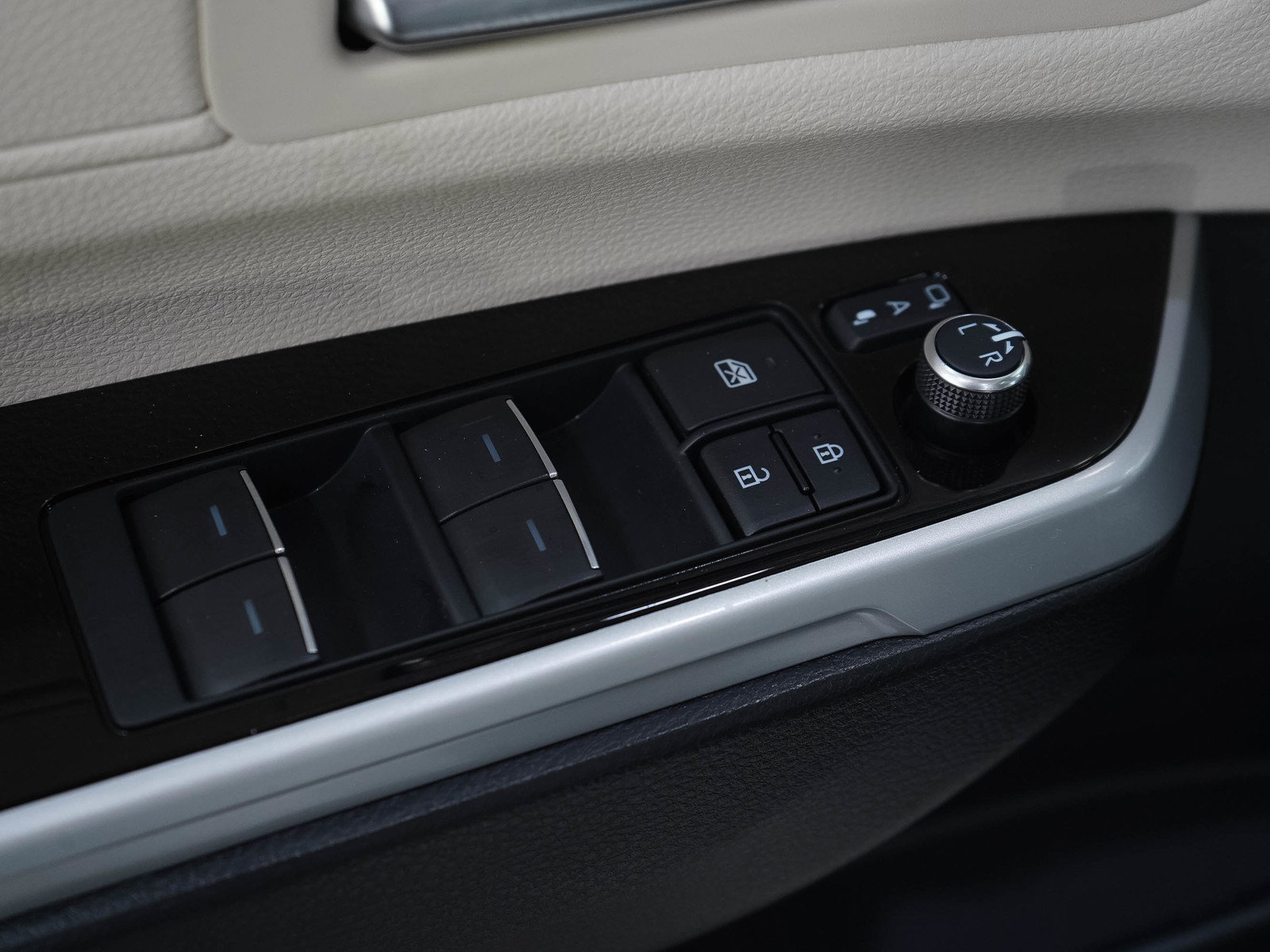 Used 2025 Toyota Sienna Platinum AWD/4WD image 25