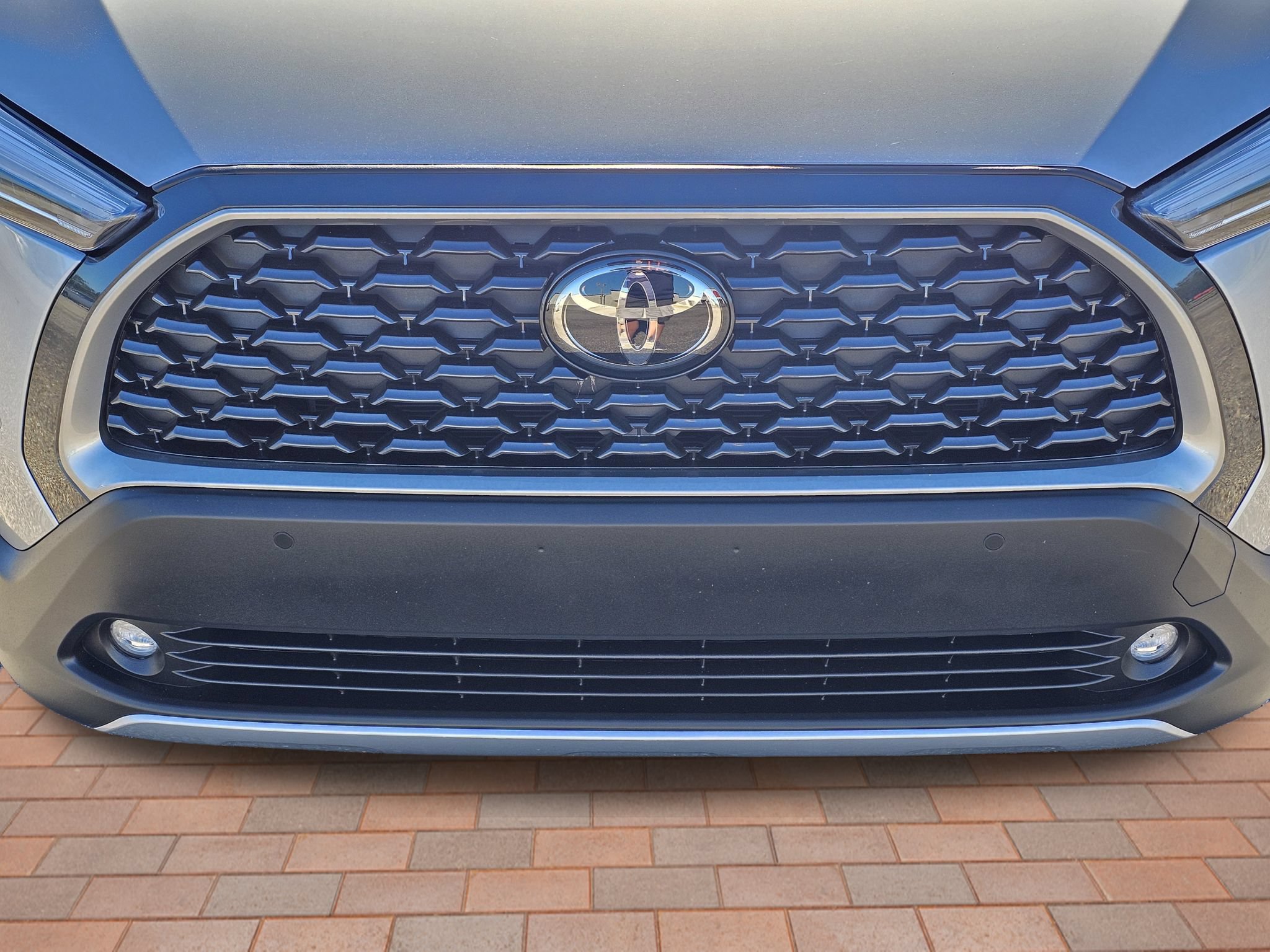 Used 2025 Toyota Corolla Cross XLE w/ Convenience Package FWD image 3