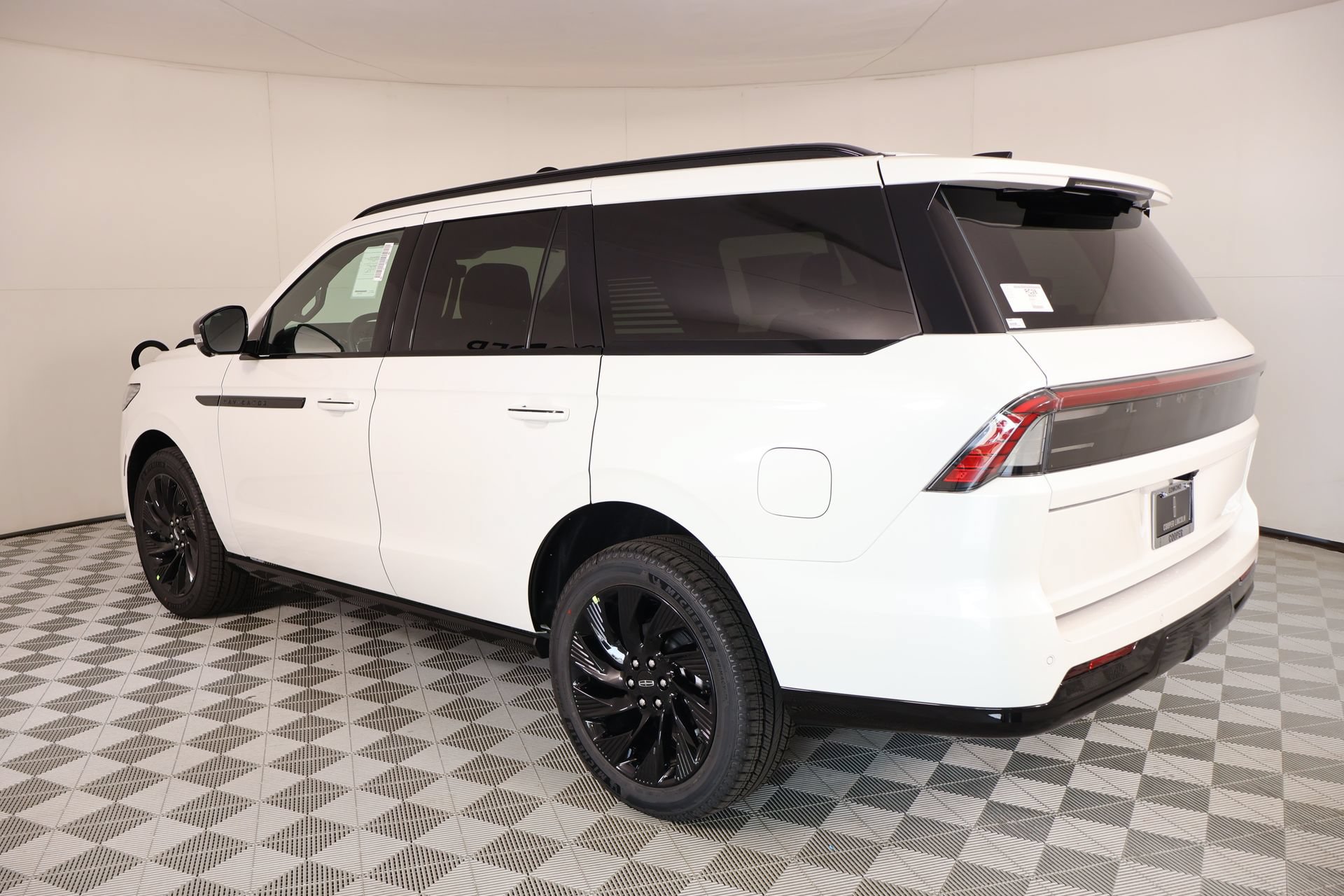 New 2027 Lincoln Navigator Reserve w/ Jet Appearance Package AWD/4WD image 24