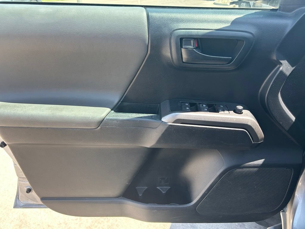Used 2019 Toyota Tacoma SR5 AWD/4WD image 11