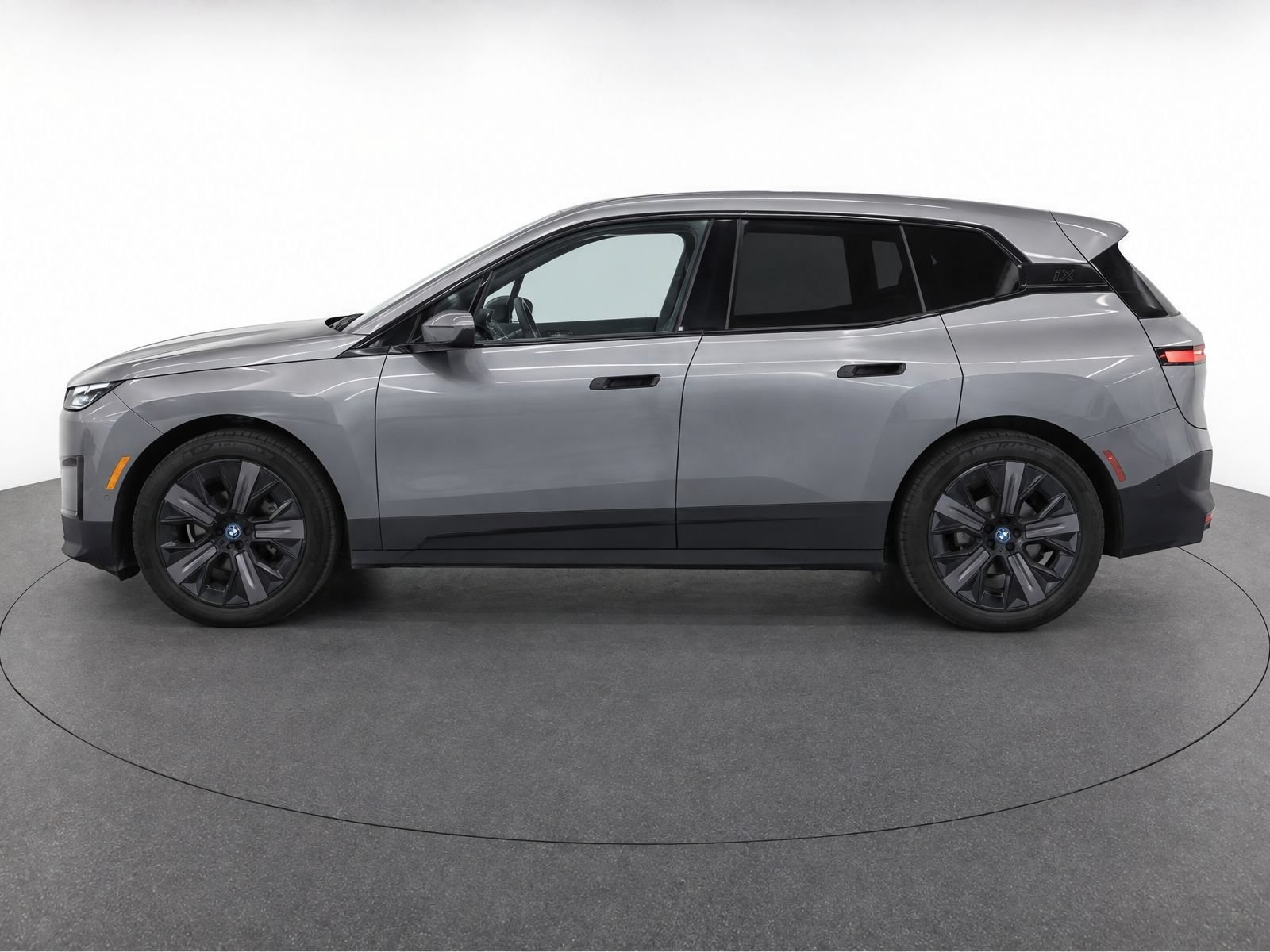 Used 2024 BMW iX xDrive50 w/ Premium Package AWD/4WD image 3