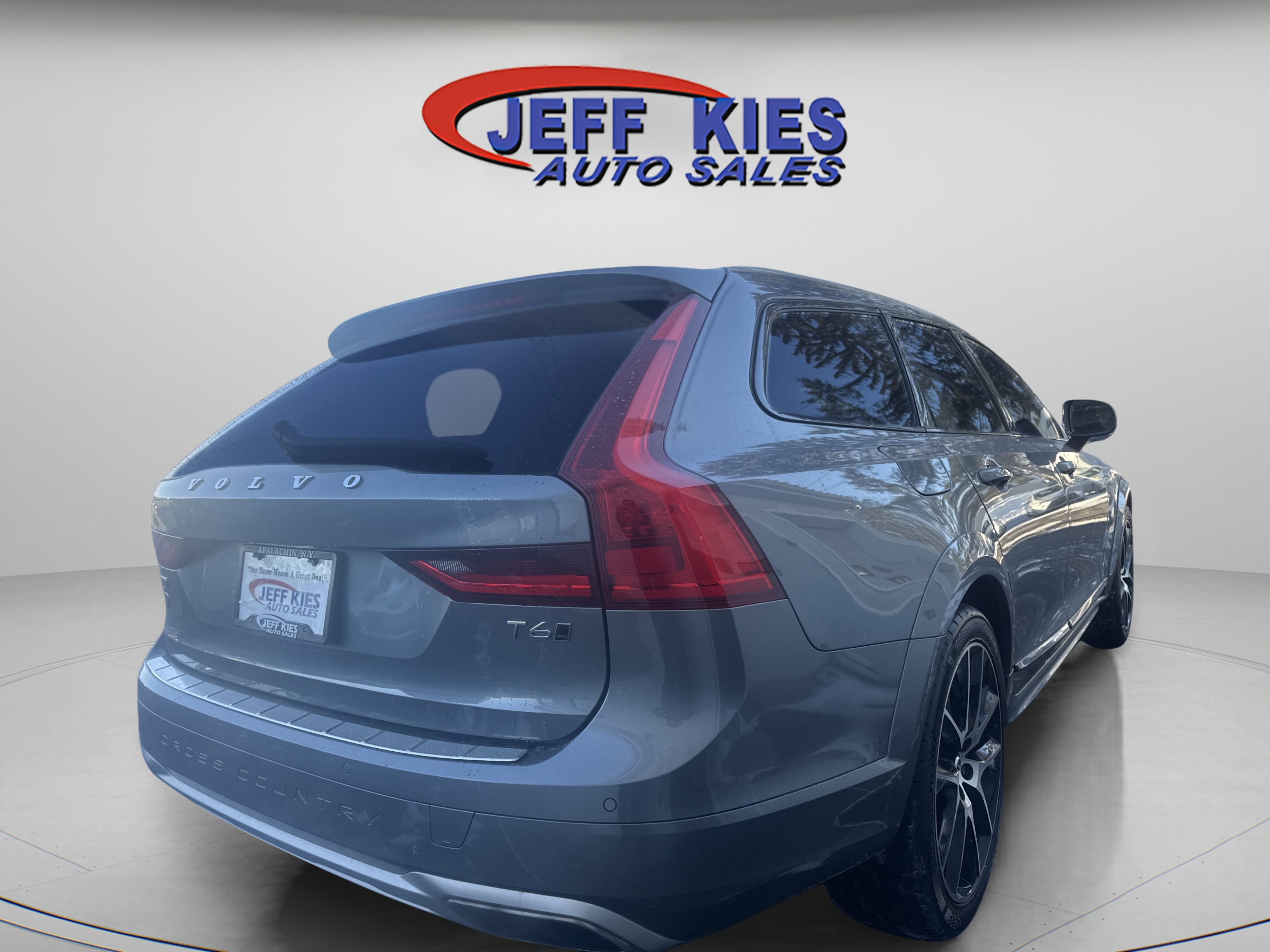 Used 2020 Volvo V90 T6 Cross Country image 5