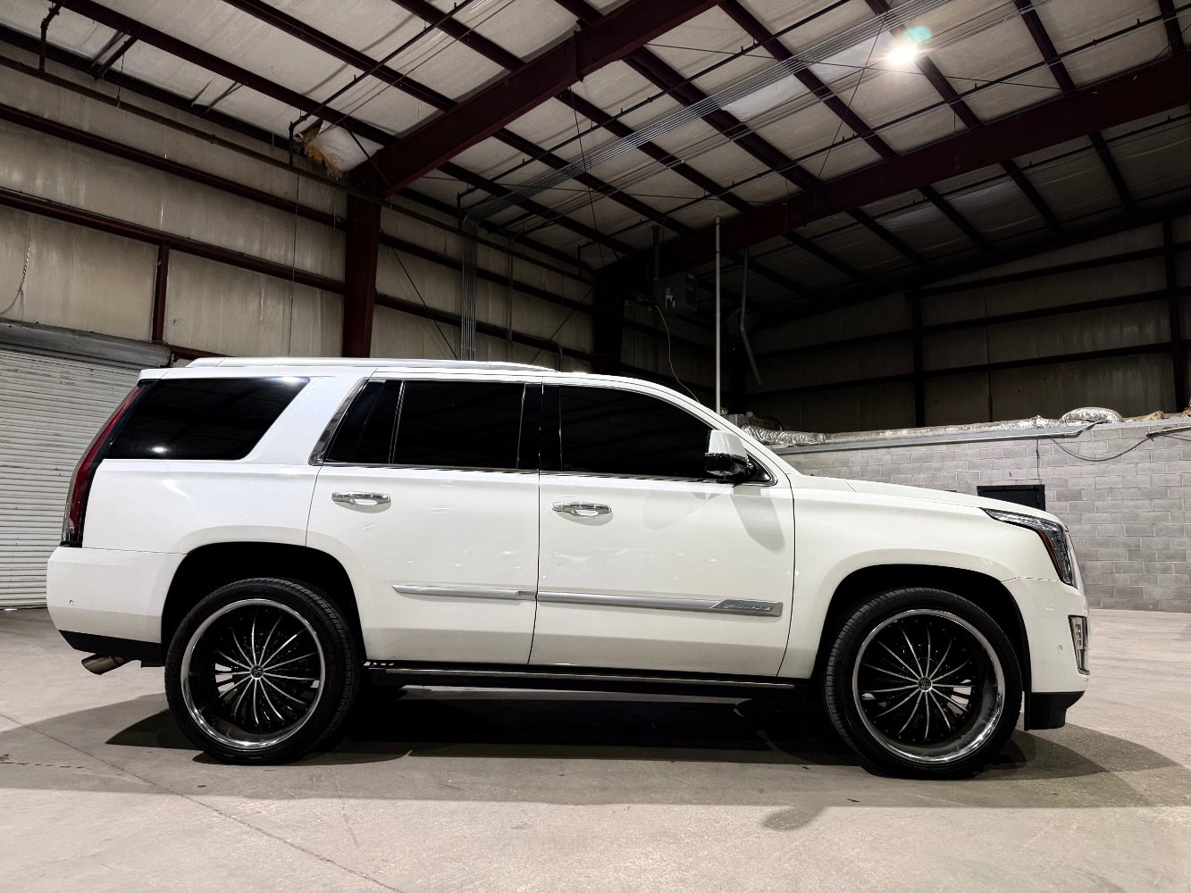 Used 2017 Cadillac Escalade Premium Luxury RWD image 4