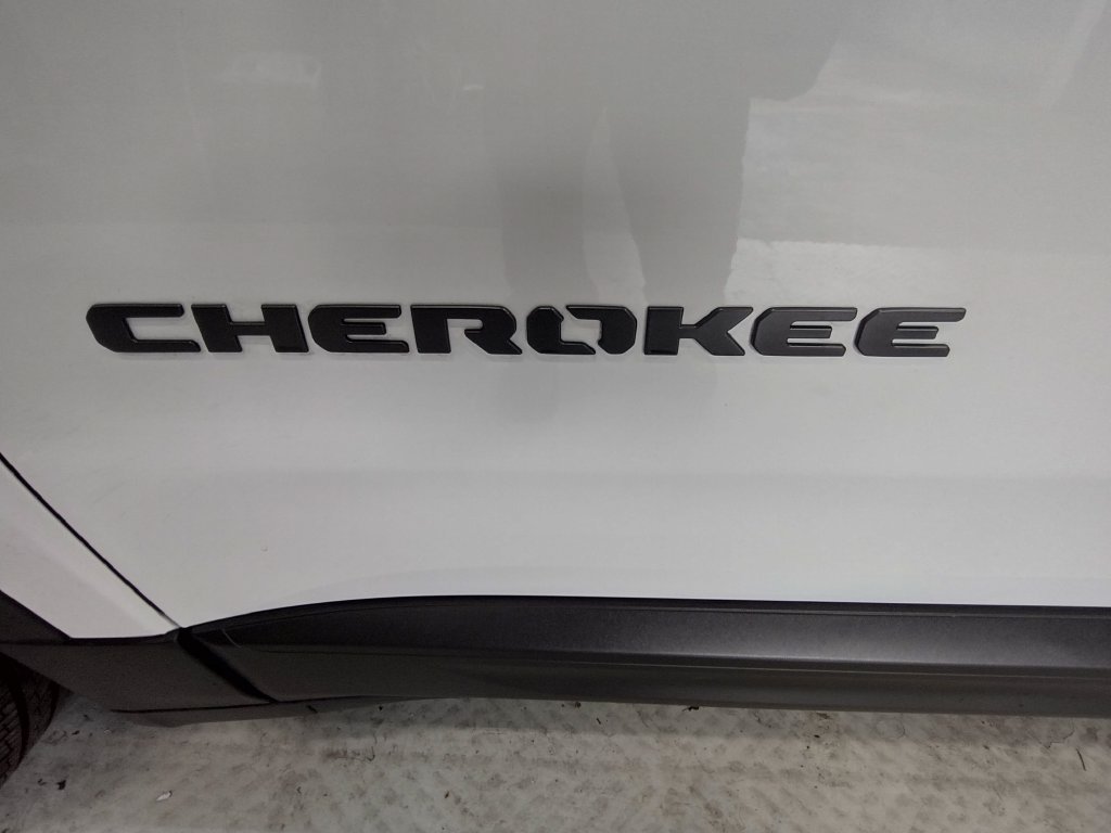 Used 2026 Jeep Cherokee Overland w/ Trailer Tow Group AWD/4WD image 11