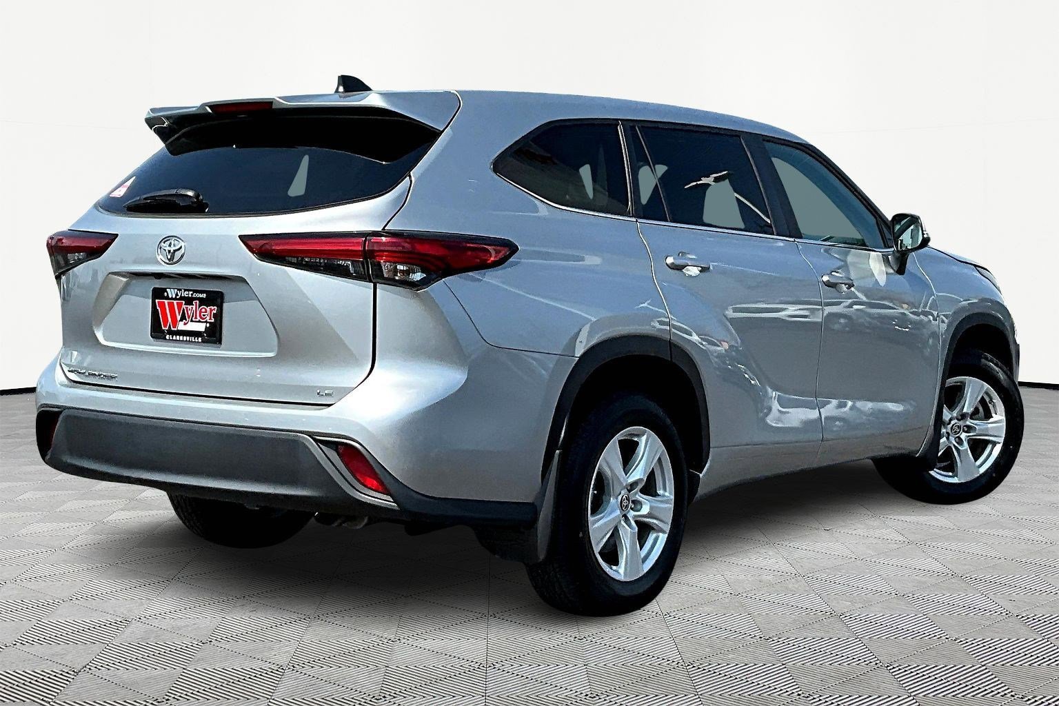 Used 2023 Toyota Highlander LE image 6