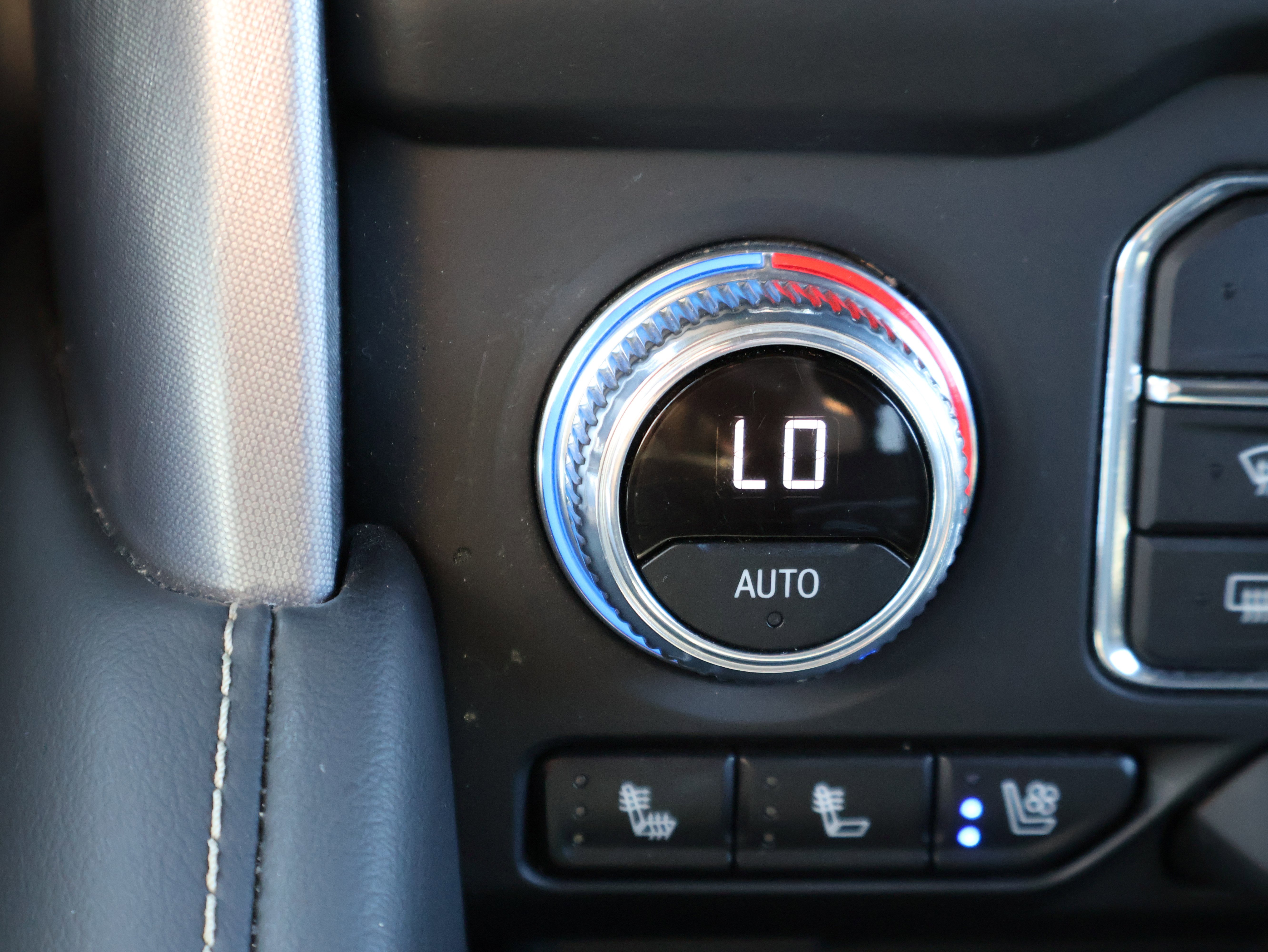 Used 2024 GMC Yukon SLT image 32