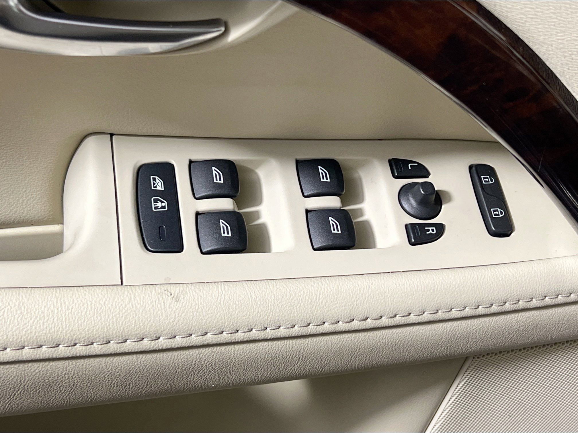 Used 2013 Volvo XC70 T6 image 16