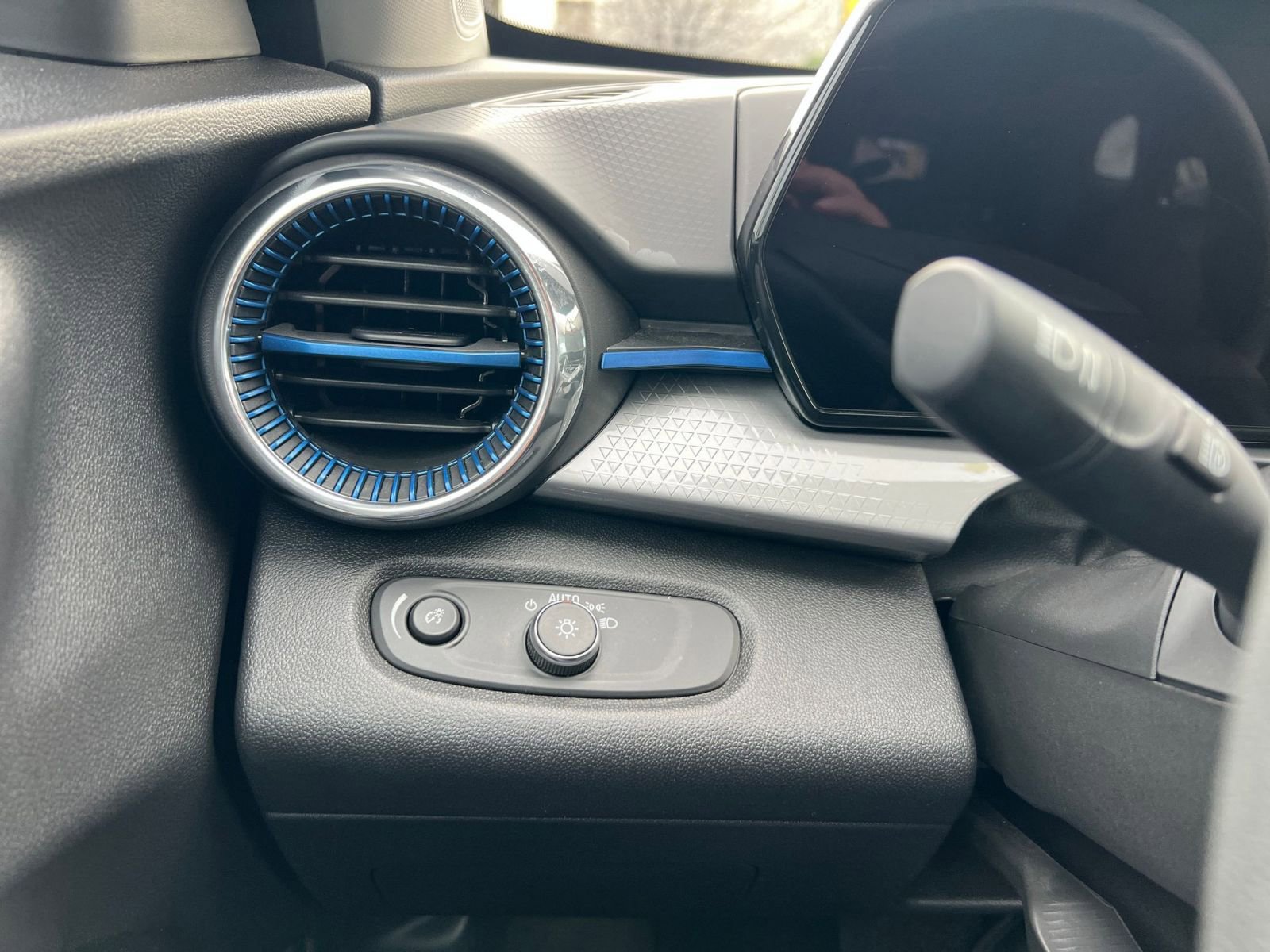 Used 2025 Chevrolet Trax LT image 32