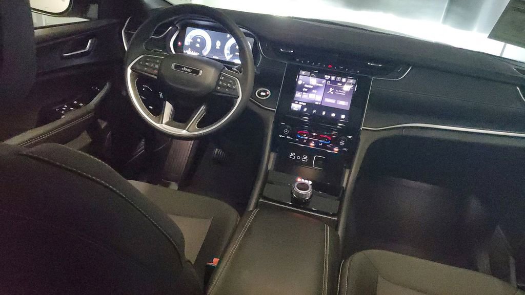 Used 2025 Jeep Grand Cherokee Laredo X image 12