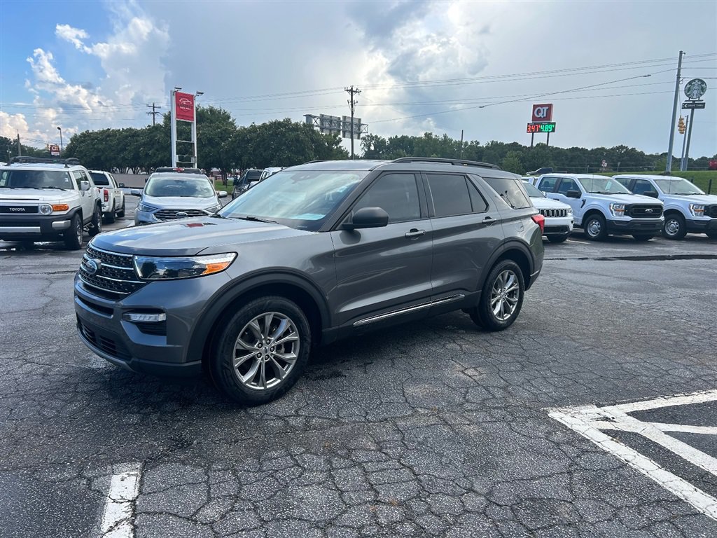 Used 2022 Ford Explorer XLT w/ Equipment Group 202A AWD/4WD image 2