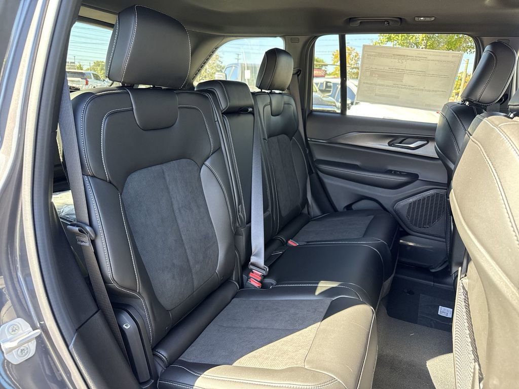 New 2025 Jeep Grand Cherokee Altitude image 24