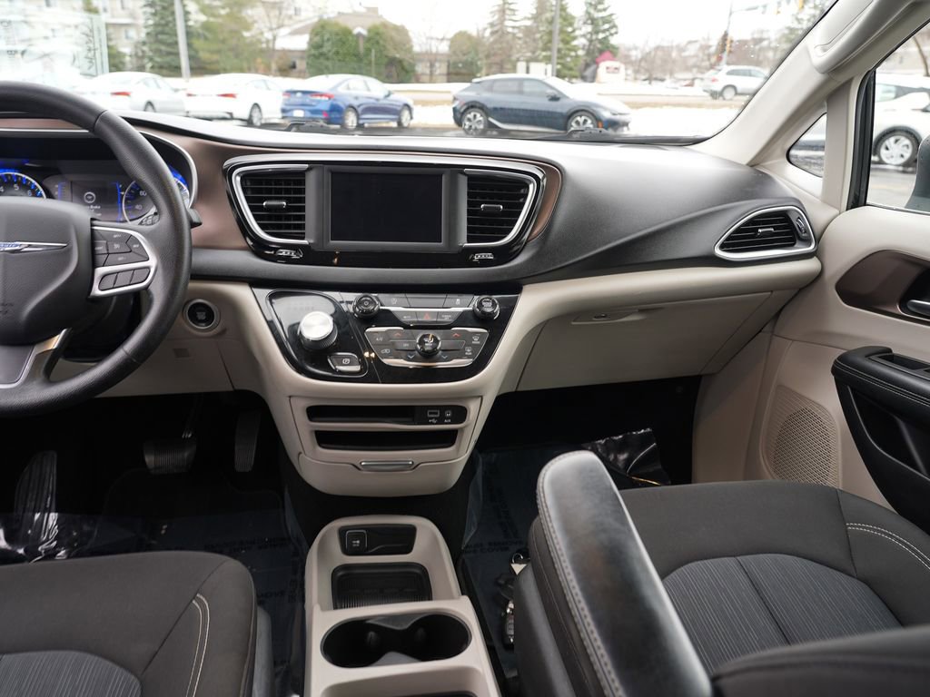 Used 2020 Chrysler Voyager LX FWD image 21